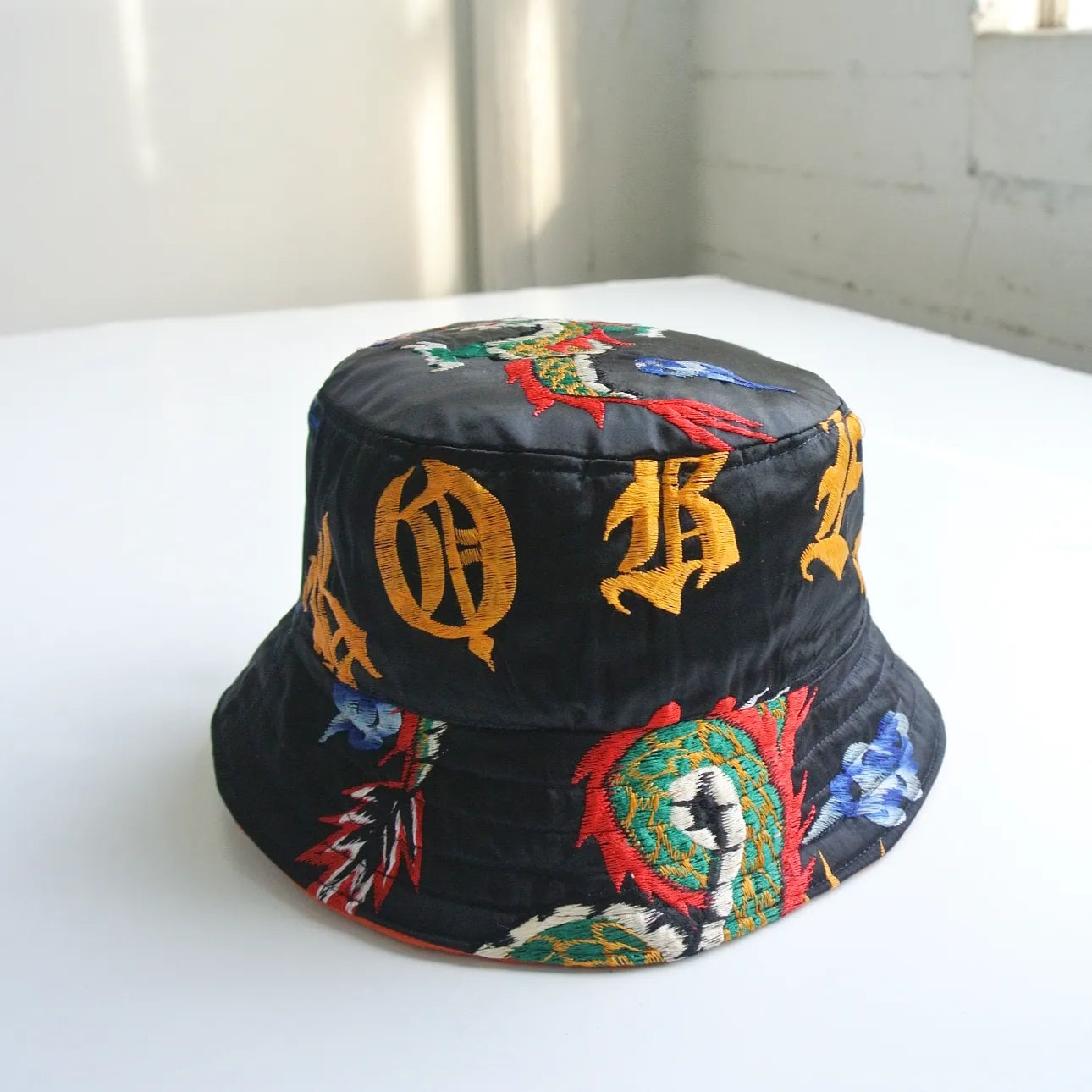 Reworked bucket hat Korea black embroidered dragon medium